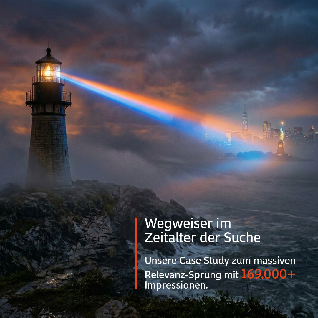 Ein Leuchtturm strahlt durch Nebel auf die US-Skyline – Symbol für AEO-Sichtbarkeit und den Marktdurchbruch von JKS MEDIA.